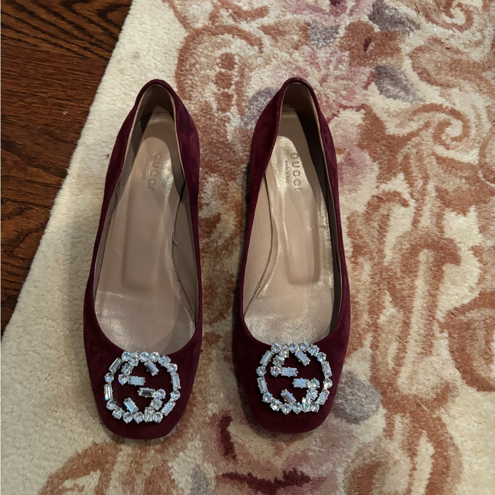 Gucci Maroon short heel pumps with Crystal Emblem